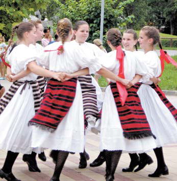 마자르 전통 흰옷과 붉은 댕기를 단 소녀들의 민속춤